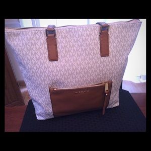 MK Ariana Lg Vanilla Tote